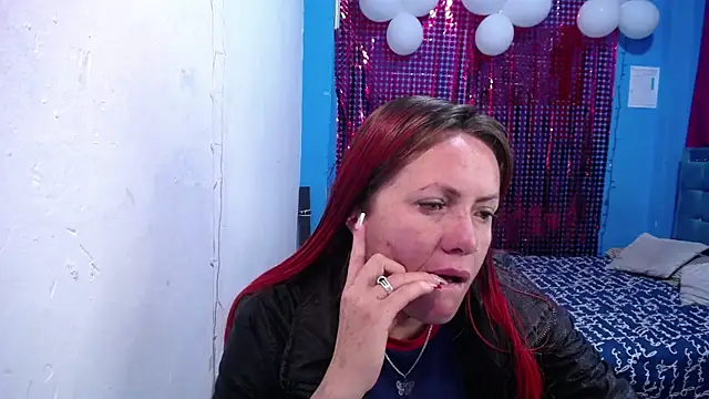 Snapshot of carolinhe26 chatting on 27, 4, 2026 carolinhe26 online show from 27, 4, 2026