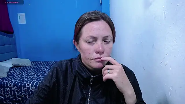 Snapshot of carolinhe26 chatting on 13, 5, 2026 carolinhe26 online show from 13, 5, 2026