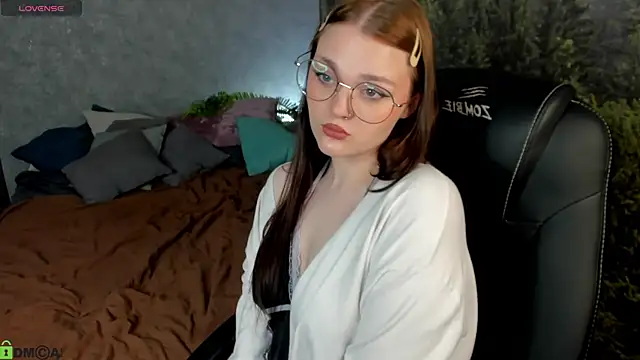 Snapshot of Emilly_Hiil chatting on 21, 5, 2026 Emilly Hiil online show from 21, 5, 2026