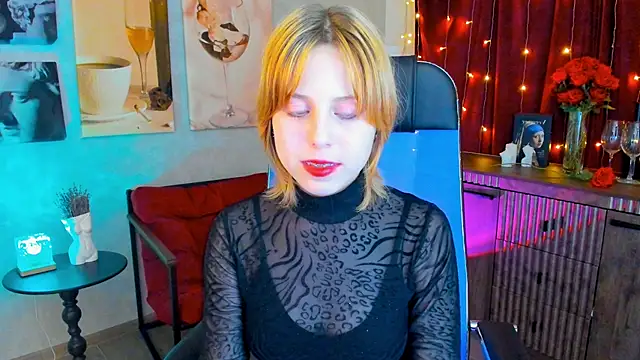 Snapshot of VivienneHebert chatting on 29, 4, 2026 VivienneHebert online show from 29, 4, 2026