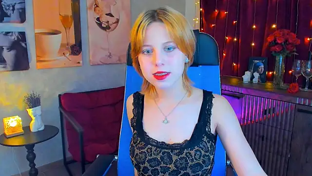 Snapshot of VivienneHebert chatting on 30, 4, 2026 VivienneHebert online show from 30, 4, 2026