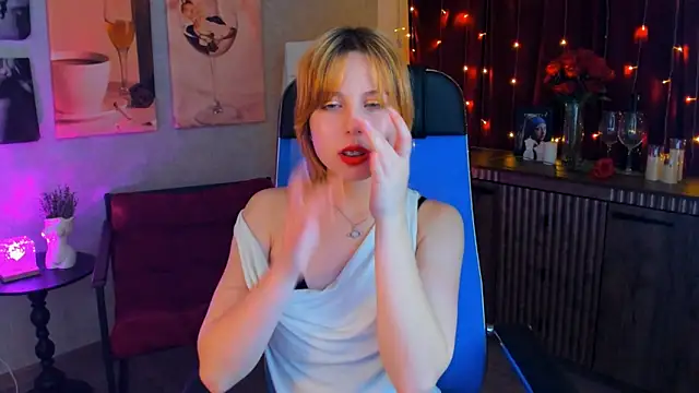 Snapshot of VivienneHebert chatting on 7, 5, 2026 VivienneHebert online show from 7, 5, 2026