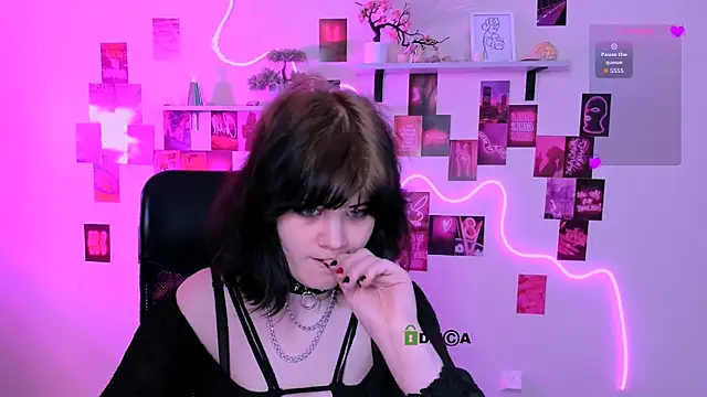 nikki kiss  online show from 23, 4, 2026
