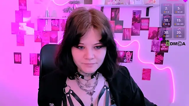 nikki kiss  online show from 25, 4, 2026