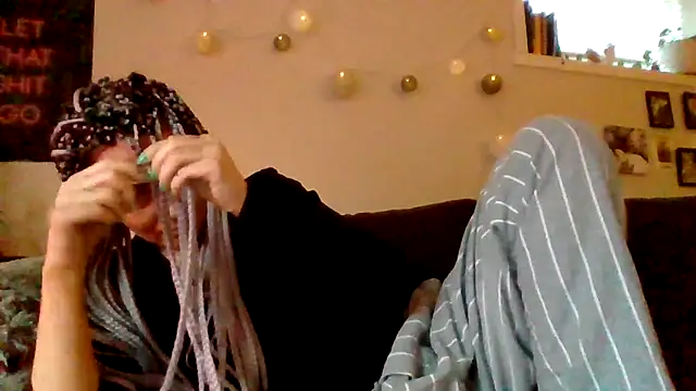 Snapshot of shyhornymommy chatting on 6, 5, 2026 shyhornymommy online show from 6, 5, 2026