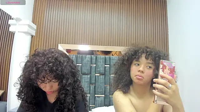 Chloe and Violeta online show from 2, 5, 2026