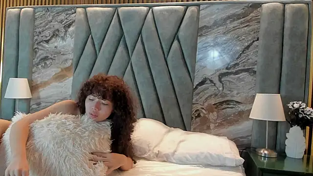Chloe and Violeta online show from 17, 5, 2026