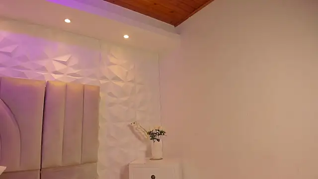 Chloe and Violeta online show from 18, 6, 2026
