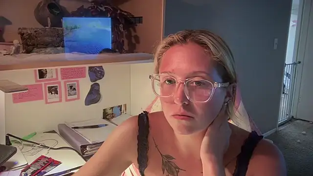 MUSCLEMOMMY1365 online show from 26, 4, 2026