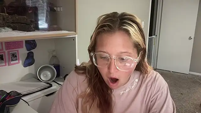 MUSCLEMOMMY1365 online show from 28, 4, 2026