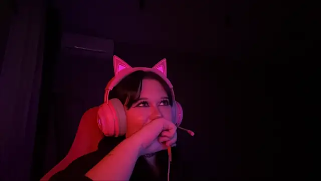 Snapshot of Alinalovelove chatting on 15, 4, 2026 Alinalovelove online show from 15, 4, 2026