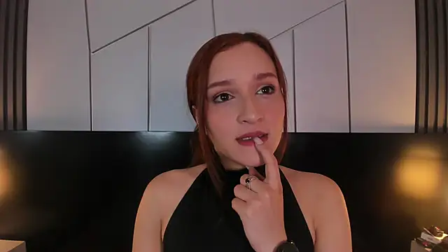 Snapshot of leahluna chatting on 8, 5, 2026 leahluna online show from 8, 5, 2026