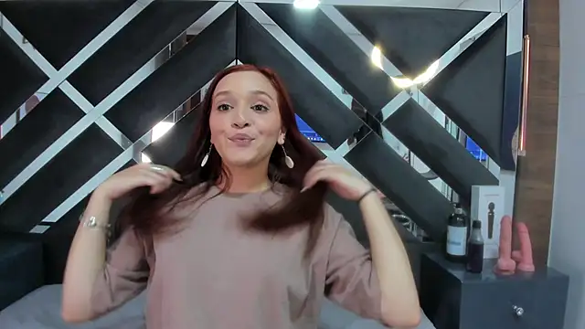 Snapshot of leahluna chatting on 20, 5, 2026 leahluna online show from 20, 5, 2026