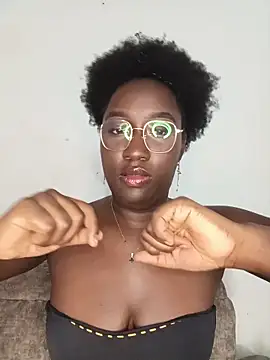 Snapshot of KaleaEbony chatting on 4, 5, 2026 KaleaEbony online show from 4, 5, 2026