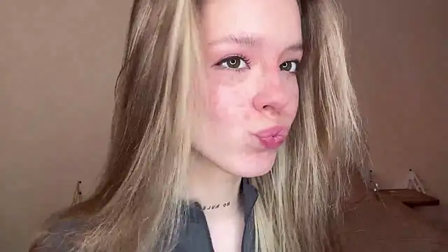 Snapshot of Catrinee chatting on 13, 5, 2026 Catrinee online show from 13, 5, 2026
