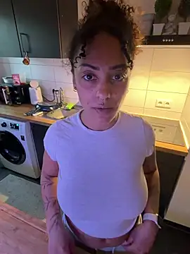 SweetPetiteNoir online show from 19, 4, 2026