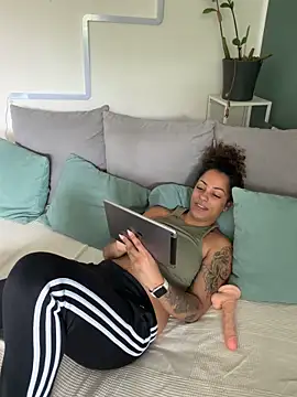 Snapshot of SweetPetiteNoir chatting on 5, 6, 2026 SweetPetiteNoir online show from 5, 6, 2026