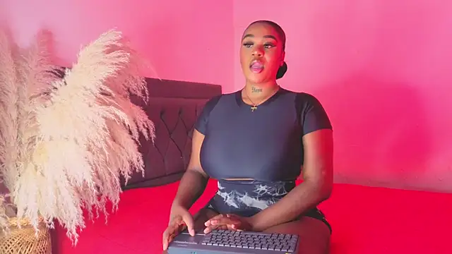 Snapshot of Thalyanna_ebonny chatting on 1, 5, 2026 Thalyanna ebonny online show from 1, 5, 2026