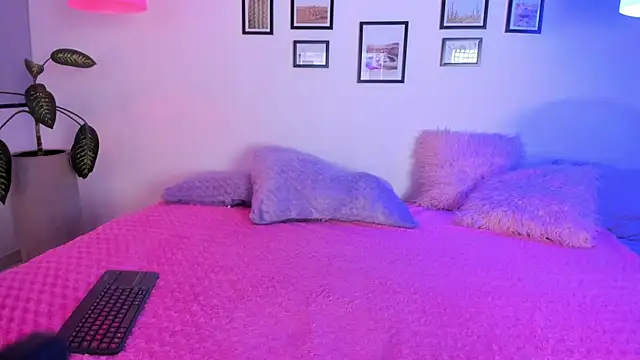 Kendaall sweet online show from 4, 6, 2026