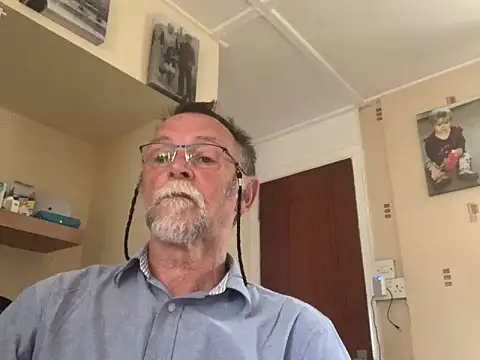 Snapshot of Moonraker64 chatting on 18, 6, 2026 Moonraker64 online show from 18, 6, 2026