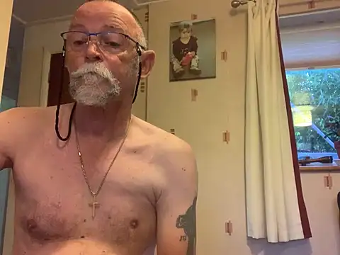 Snapshot of Moonraker64 chatting on 7, 7, 2026 Moonraker64 online show from 7, 7, 2026