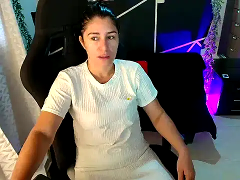 Snapshot of LUCYMILF_SEXY chatting on 6, 5, 2026 LUCYMILF SEXY online show from 6, 5, 2026