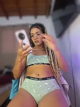Alondra1810 online show from 18, 5, 2026