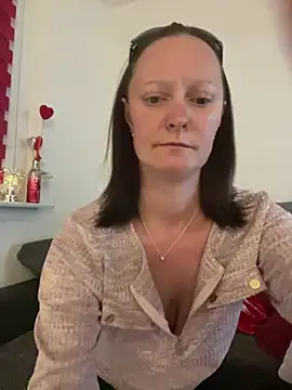 LindaLee90 online show from 17, 5, 2026