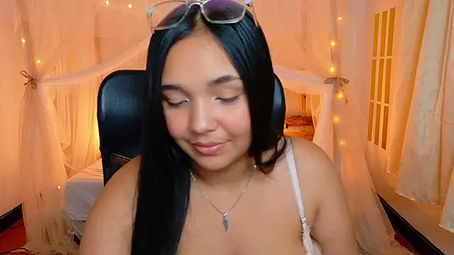 Snapshot of leoneriss chatting on 9, 5, 2026 leoneriss online show from 9, 5, 2026