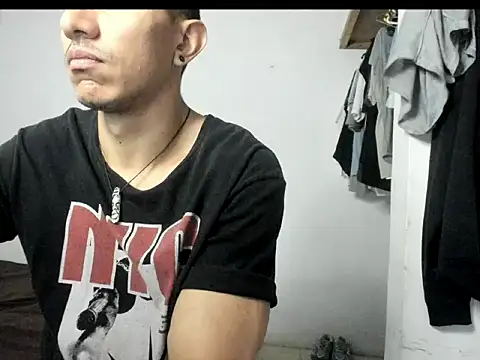 Snapshot of aquiles04 chatting on 2, 7, 2026 aquiles04 online show from 2, 7, 2026