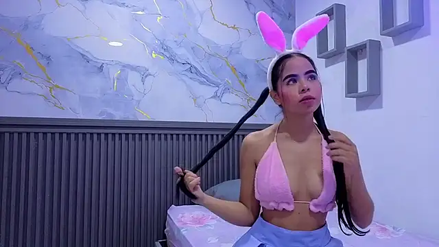 Snapshot of emiliana_duque chatting on 17, 5, 2026 emiliana duque online show from 17, 5, 2026
