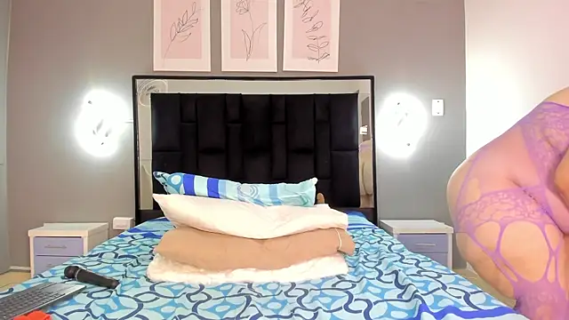 zoe curvyy online show from 25, 6, 2026