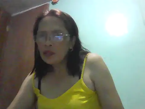 Snapshot of momshe2026 chatting on 20, 5, 2026 momshe2026 online show from 20, 5, 2026