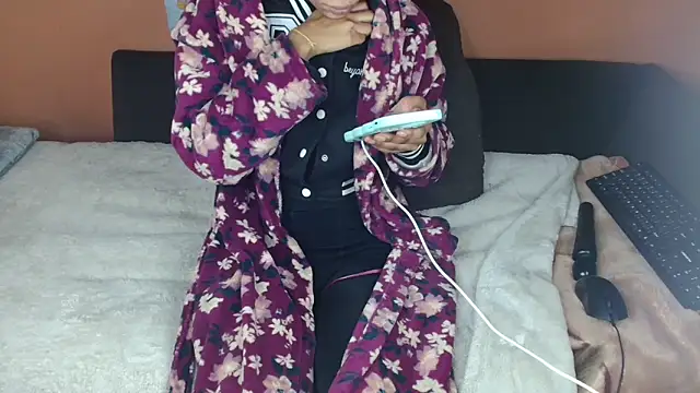 Snapshot of Tiny_Latifah chatting on 28, 6, 2026 Tiny Latifah online show from 28, 6, 2026