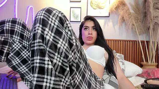 Snapshot of CARLA_FERRERM chatting on 6, 6, 2026 CARLA FERRERM online show from 6, 6, 2026