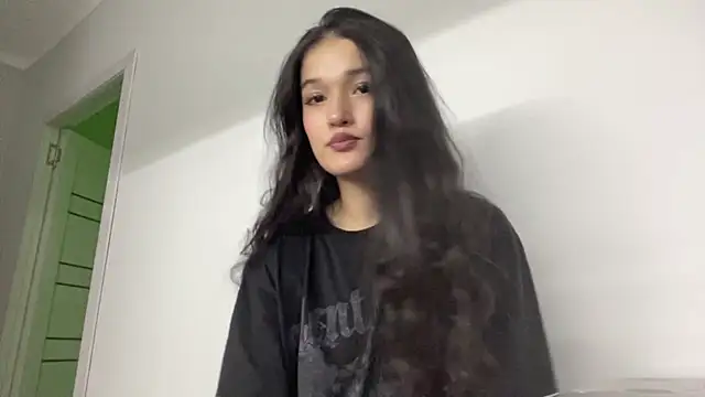 Snapshot of LisetteParajon chatting on 4, 6, 2026 LisetteParajon online show from 4, 6, 2026