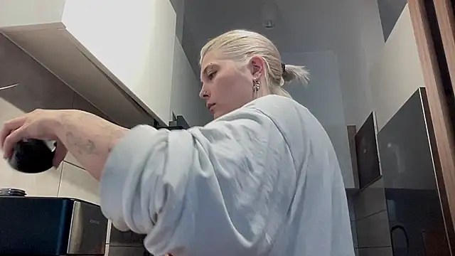 Ella Bloom online show from 28, 7, 2026