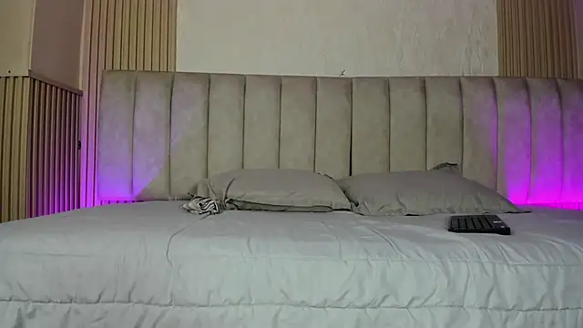 julimonroe  online show from 4, 7, 2026