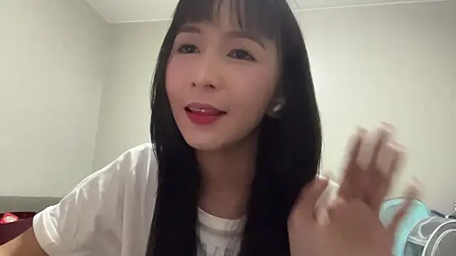 Snapshot of JulianaLusardi chatting on 10, 6, 2026 JulianaLusardi online show from 10, 6, 2026