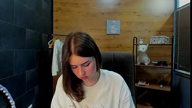 PaulineeJones online show from 9, 6, 2026