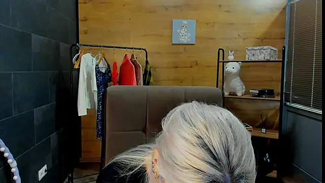 DaisyHopkins online show from 20, 6, 2026
