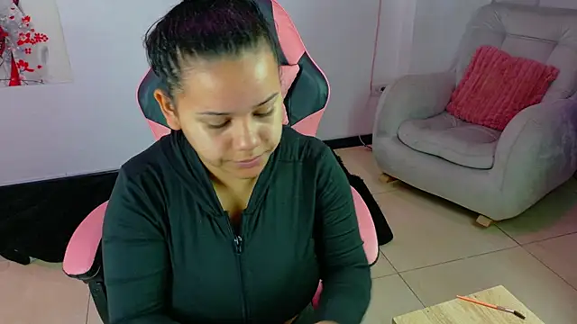 NahomyEvans online show from 25, 7, 2026
