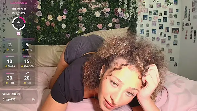 LyraCovee online show from 23, 7, 2026
