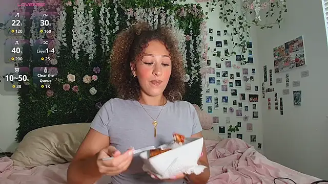 LyraCovee online show from 29, 7, 2026