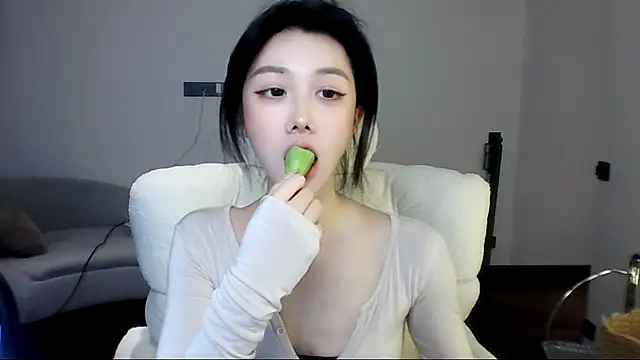 Snapshot of SylvieMaya chatting on 28, 6, 2026 SylvieMaya online show from 28, 6, 2026