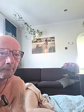Snapshot of ewcia12 chatting on 13, 6, 2026 ewcia12 online show from 13, 6, 2026