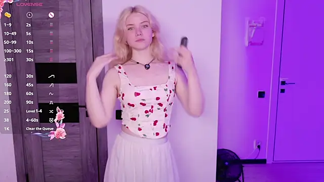 ChloeWells online show from 27, 7, 2026