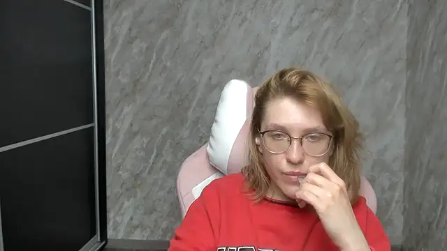 Reginasmilee online show from 5, 3, 2025