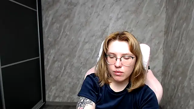 Reginasmilee online show from 6, 3, 2025