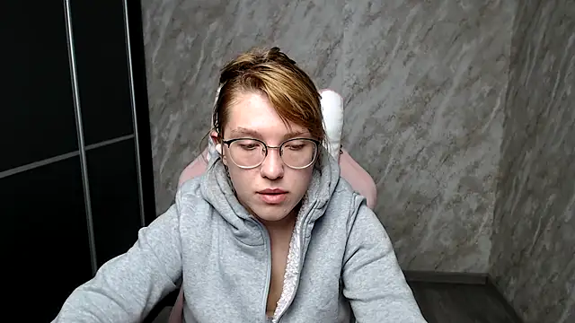 Reginasmilee online show from 13, 3, 2025